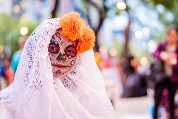 Menina fantasiada para o Dia dos Mortos, no México.