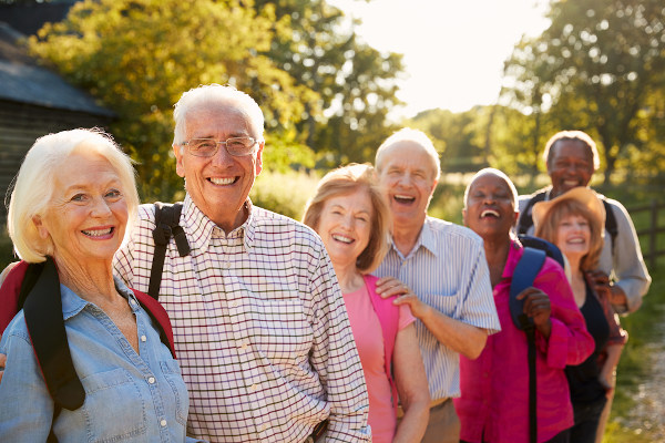Grupo de idosos representando a ideia do envelhecimento da população da Europa a partir do aumento na qualidade de vida.