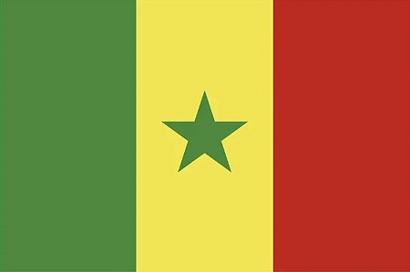 Bandeira do Senegal, nas cores verde, amarela e vermelha. Uma estrela ao centro. 