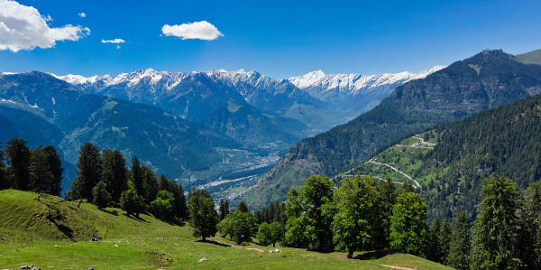 Vale do Kullu, encaixado nos Himalaias em Himachal Pradesh, na Índia.