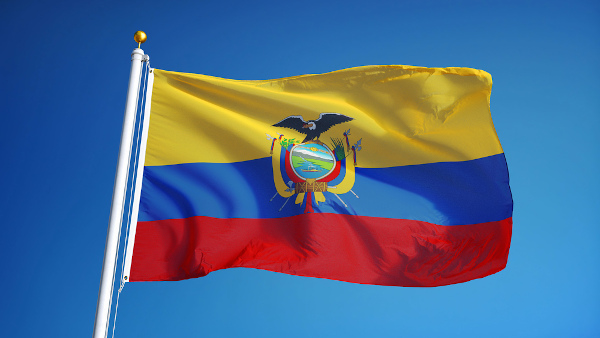 Bandeira do Equador hasteada.