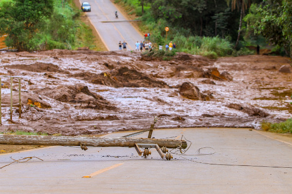 Rio de lama que invadiu estradas e bairros em Brumadinho (MG), após o rompimento da barragem de mineração em janeiro de 2019.