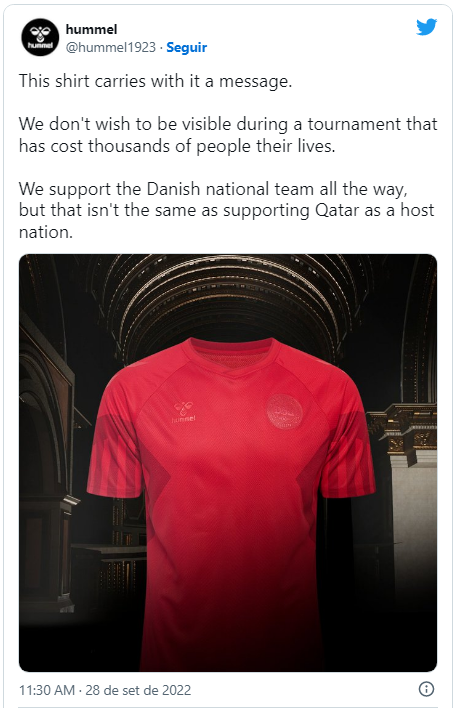 Publicação no Twitter da Hummel com a foto do uniforme vermelho da Dinamarca sem o escudo