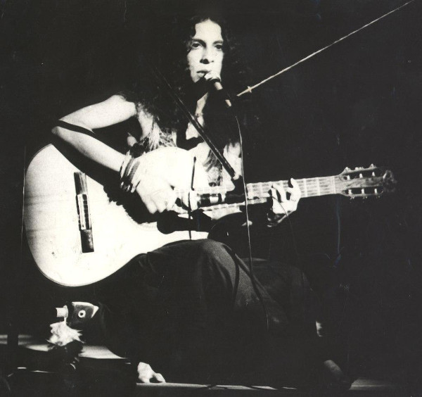 Gal Costa cantando enquanto toca violão