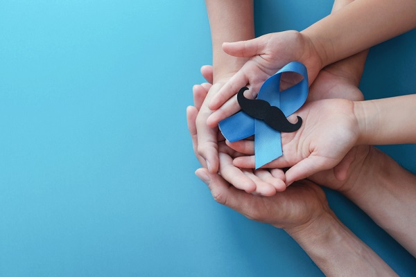 Várias mãos unidas e um laço azul com bigode no meio delas representando a campanha Novembro Azul