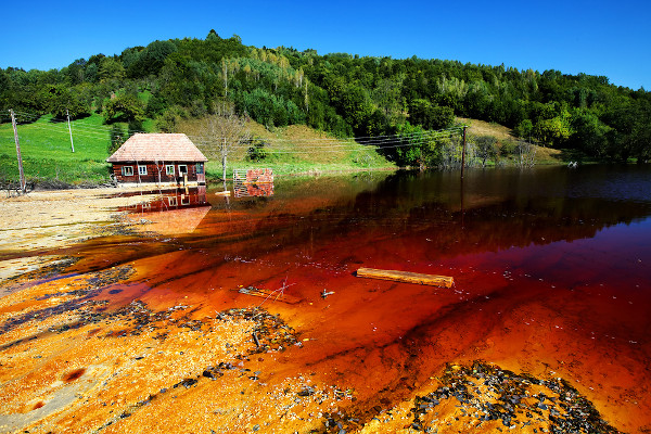 Água de um rio poluída devido à exploração do cobre, um dos recursos minerais.
