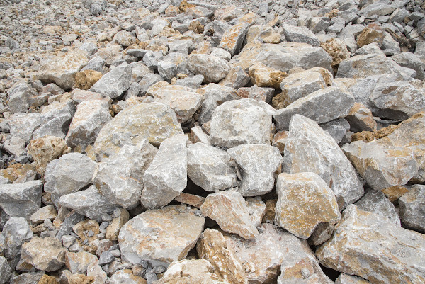 Pedras de calcário, um exemplo de recurso mineral não metálico, umas sobre as outras.