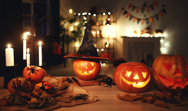 Elementos característicos da celebração do Halloween.