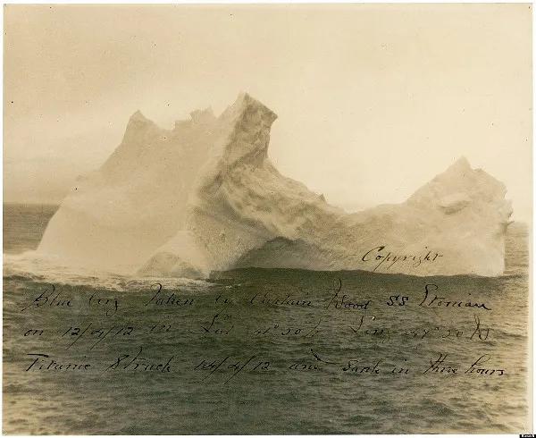  Foto do iceberg que teria sido o responsável pelo acidente do RMS Titanic em 14 de abril de 1912.