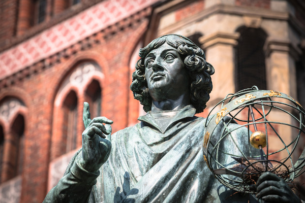 Estátua de Nicolau Copérnico, estudioso que revolucionou a astronomia moderna com a teoria do heliocentrismo, na Polônia.