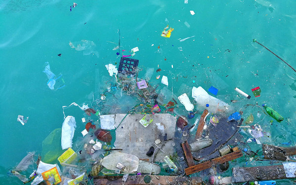 Lixo nas águas do oceano, um exemplo de poluição da água (poluição hídrica).