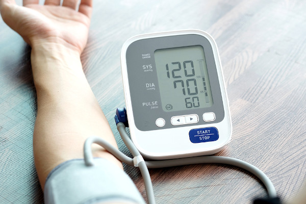 Monitor de pressão arterial colocado no braço de um paciente.