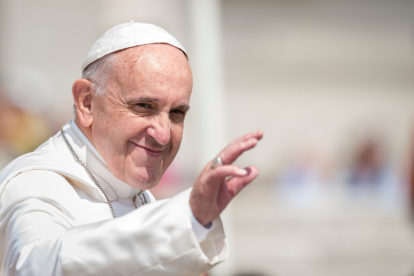Papa Francisco acenando com a mão.
