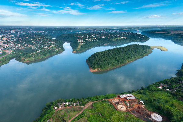  Trecho do rio Paraná na fronteira entre o Brasil e o Paraguai.