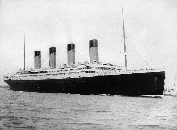 RMS Titanic partindo do porto de Southampton, na Inglaterra.