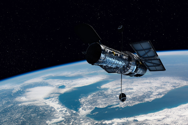 Telescópio Hubble em órbita ao redor da Terra.