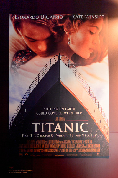 Cartaz do filme Titanic com imagem da proa do navio e do casal protagonista acima dela.