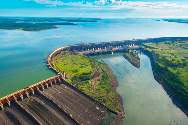 Vista superior do rio Paraná, cujas águas são responsáveis pela geração de eletricidade em algumas hidrelétricas.