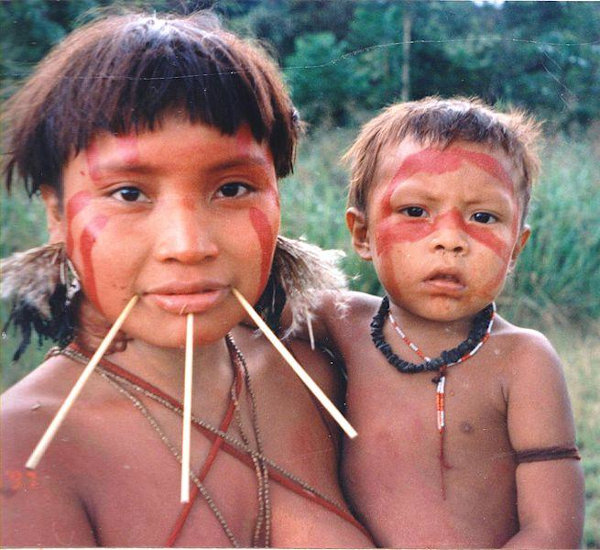 Mãe e filho pertencentes ao povo Yanomami, no Brasil, em junho de 1997.
