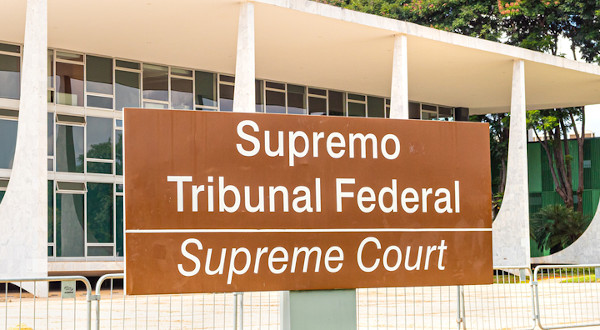 Placa na fachada do prédio do Supremo Tribunal Federal, em Brasília, com o nome do órgão escrito em português e inglês.