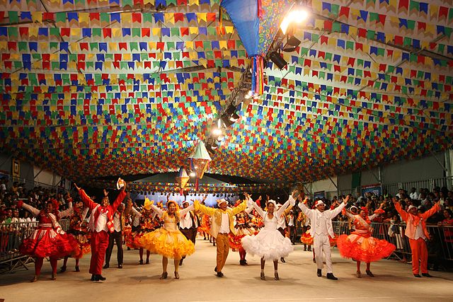 Grupo dançando em um concurso de quadrilhas no Pelourinho, em Salvador, na Bahia. [5]