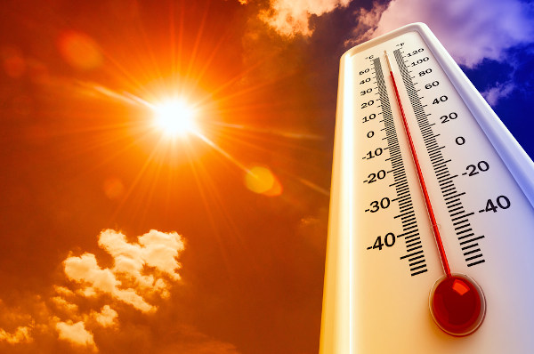 Termômetro, marcando alta temperatura, apontado para o Sol e representando a ideia de calor e de temperatura.