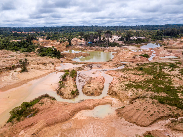 Vista aérea de uma área desmatada da Floresta Amazônica, na região Norte do Brasil, onde ocorreu garimpo ilegal.