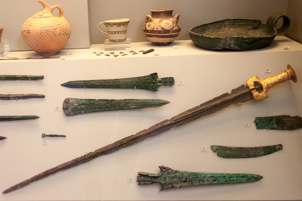 Armas da época da Idade do Bronze, algumas delas confeccionadas com cobre.