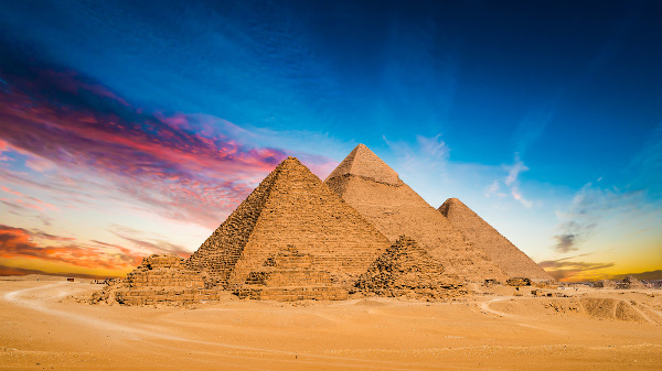 Grandes Pirâmides de Gizé, no Egito, exemplos da arquitetura egípcia, um dos tipos de arte egípcia.