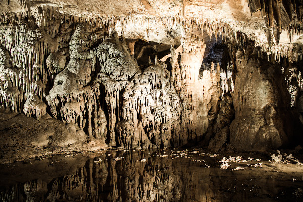Caverna de Prometeu, em Tiblissi, na Geórgia, uma caverna formada por rochas carbonáticas, que também formam dolinas.