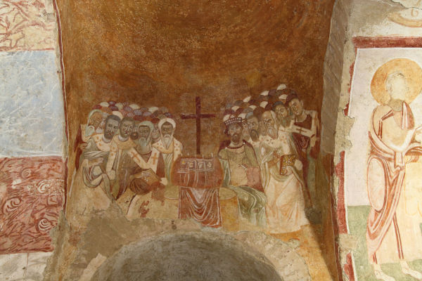 Afrescos representando homens reunidos em volta de uma cruz no primeiro Concílio de Niceia, onde surgiu a Quaresma.