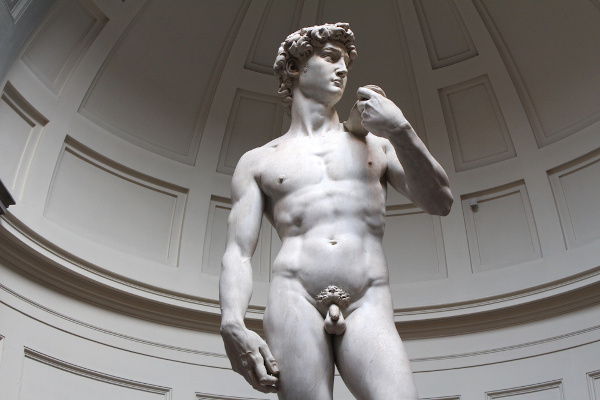 Escultura em mármore de um homem nu em pé, feita por Michelangelo.