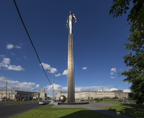 Estátua de titânio em homenagem ao cosmonauta russo Yuri Gagarin, localizada em Moscou, capital da Rússia.