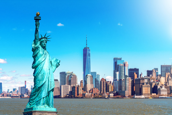 Vista da Estátua da Liberdade, em Nova Iorque, Estados Unidos, país de primeiro mundo.