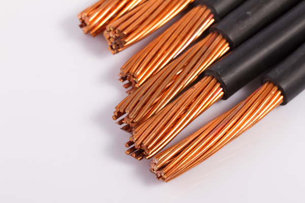 Vista aproximada de fios elétricos confeccionados com cobre.
