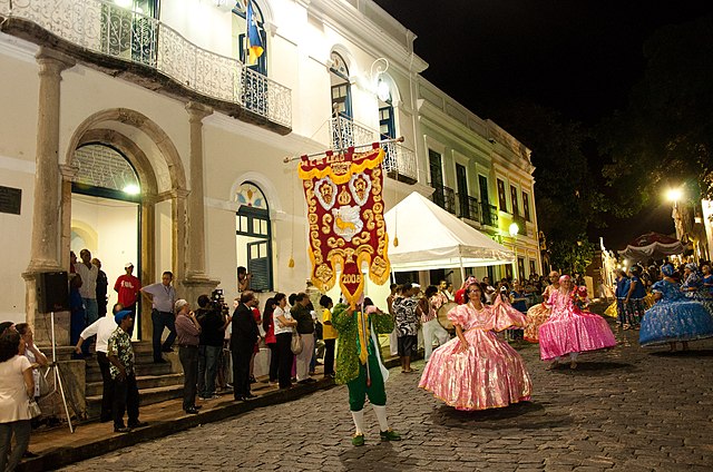 Apresentação de maracatu nação na cidade de Olinda, em Pernambuco. [3] 