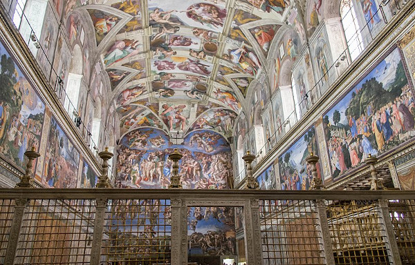  Vista das pinturas no teto e nas paredes da Capela Sistina feitas por Michelangelo.