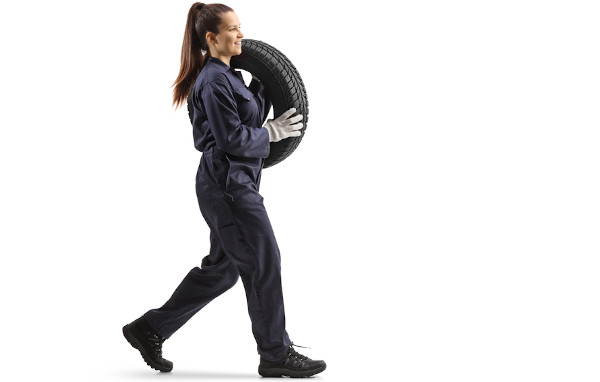 Mulher segurando pneu