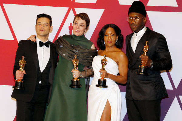Rami Malek, Olivia Colman, Regina King e Mahershala Ali, segurando suas respectivas estatuetas, no 91º Oscar.