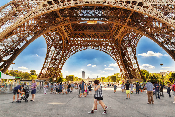  Vista da parte de baixo da Torre Eiffel