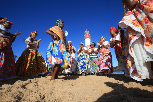 Mulheres dançando samba de roda, uma das danças folclóricas que existem no Brasil.