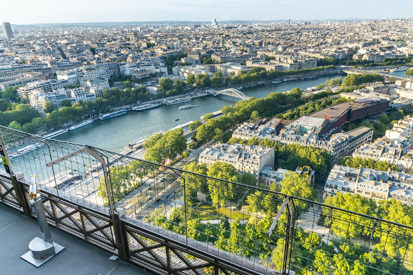  Vista do rio Sena e de parte da cidade de Paris a partir do segundo andar da Torre Eiffel.[2]