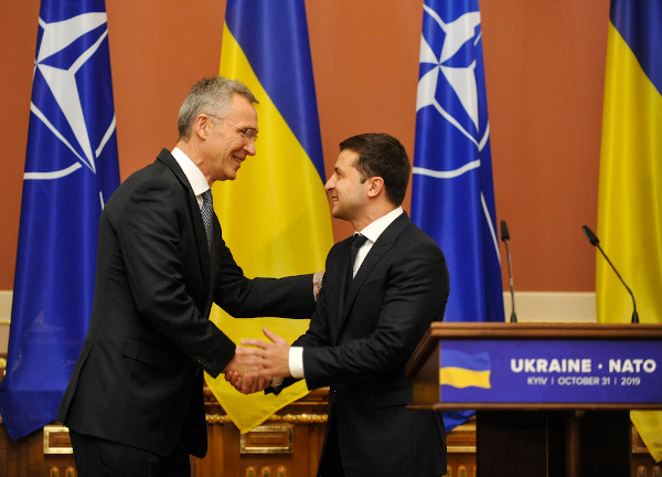  Secretário-Geral da Otan, Jens Stoltenberg, cumprimenta o presidente da Ucrânia, Volodymyr Zelensky, em 2019.