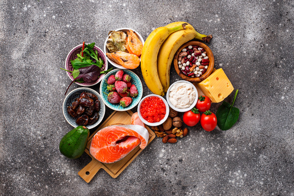 Banana, morango, tomate, queijo, camarão, peixe, nozes, sementes e outros alimentos que aumentam os níveis de serotonina.