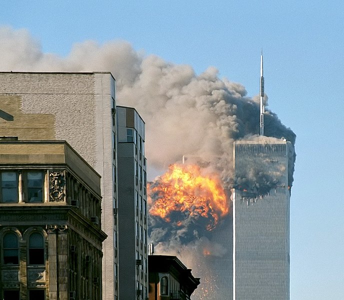 As torres do WTC em chamas após serem atingidas por aviões comerciais em um atentado orquestrado por Osama bin Laden.