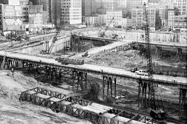 Escavação do solo em andamento para a construção das Torres Gêmeas, no World Trade Center, em abril de 1968.[2]