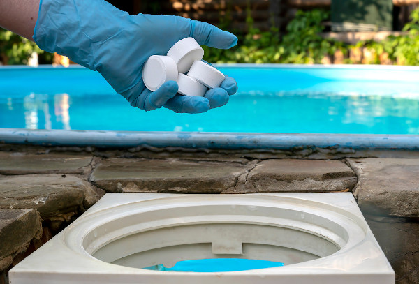 Desinfetante à base de cloro sendo utilizado para desinfecção de piscina.