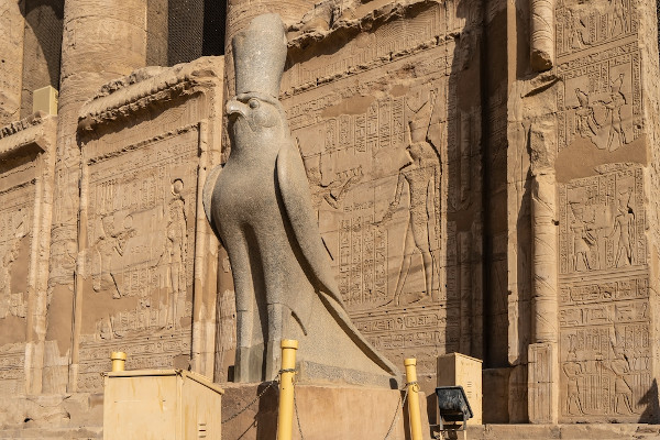Estátua de Hórus, representado por um falcão, na entrada do Templo de Edfu, no Egito.