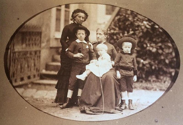 Princesa Isabel, sentada, e seus três filhos.