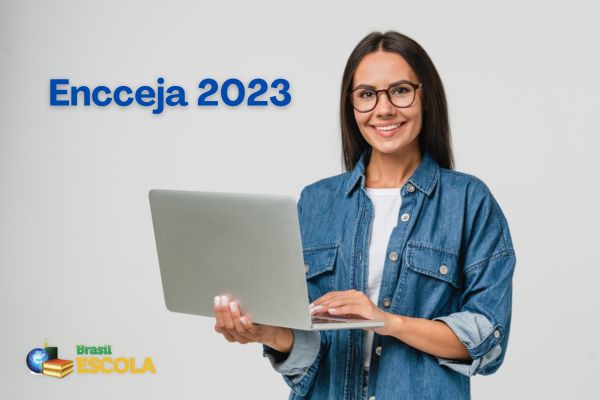 Mulher branca com jaqueta jeans segurando um notebook; ao lado dela, o texto Encceja 2023.